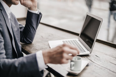 Businessman working in coffee shop, close up - KNSF000001