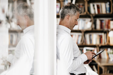 Businessman reading e-book - KNSF000008