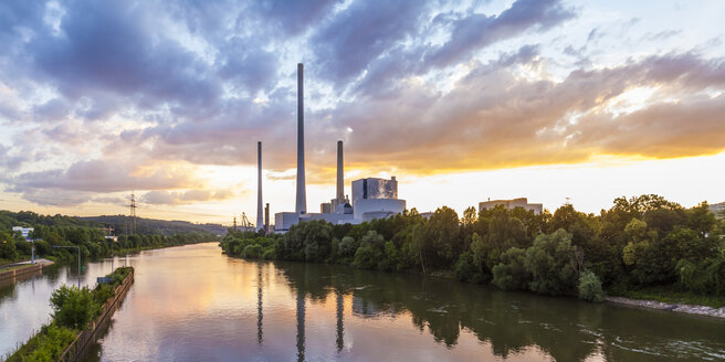 Deutschland, Altbach, Neckar, Kraftwerk Altbach am Abend - WDF003687