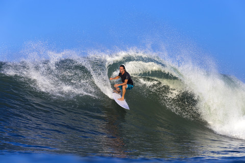 Surfen auf einer Welle, lizenzfreies Stockfoto