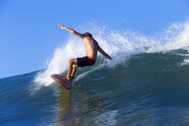 Surfen auf einer Welle - KNTF000428