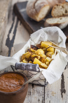 Tapas, Patatas Bravas und Mojo-Sauce, Brot - SBDF003022