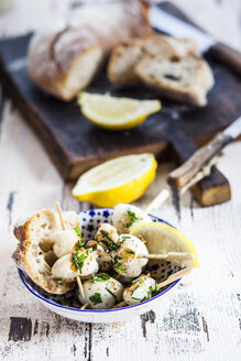 Tapas, gegrillte Sepia, Zitrone und Brot in Schale - SBDF003024