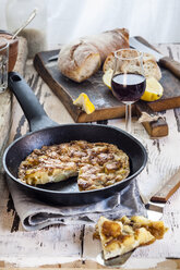 Potato tortilla in pan, port wine and bread - SBDF003026