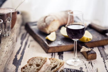 Glas mit gestärktem Wein und Brot - SBDF003027