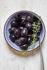 Schwarze Oliven in Schale mit Thymian - SBDF003033