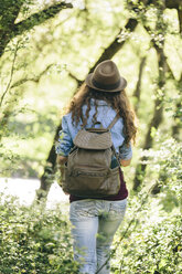 Rückenansicht einer wandernden jungen Frau mit Rucksack - AKNF000054