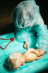 Junger Arzt heilt eine Puppe - JRFF000749