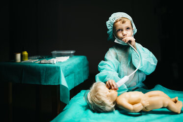 Junger Arzt heilt eine Puppe - JRFF000752