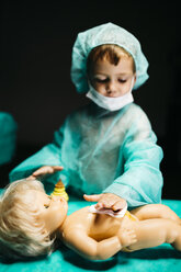 Junger Arzt heilt eine Puppe - JRFF000755