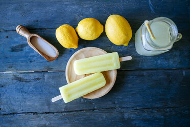 Zitronenschnee-Eis mit Zucker und Zitronen - KIJF000508