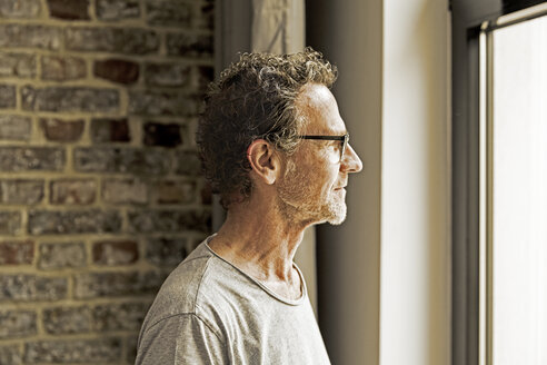 Man looking through window - FMKF002763