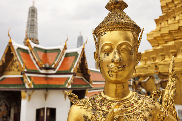 Thailand, Bangkok, Wat Benchamabophit, goldene Statue - FPF000100