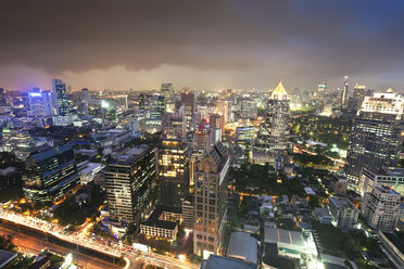 Thailand, Bangkok, Stadtbild bei Nacht von der Dachterrasse des Banyan Tree Hotels aus gesehen - FPF000101