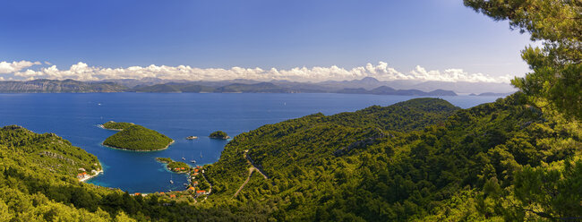 Kroatien, Dalmatien, Dubrovnik-Neretva, Insel Mljet, Hafen von Prozurska Luka, Blick auf Kroatien an Land - GFF000633