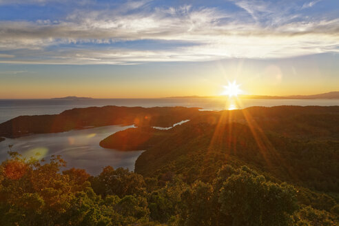 Kroatien, Dalmatien, Dubrovnik-Neretva, Insel Mljet, Mljet-Nationalpark bei Sonnenuntergang - GFF000635