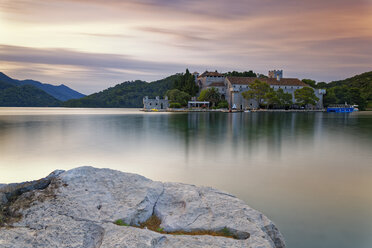 Kroatien, Dalmatien, Dubrovnik-Neretva, Insel Mljet, Insel St. Maria, Benediktinerkloster, Veliko jezero See am Abend - GFF000641