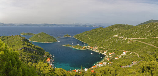 Kroatien, Dalmatien, Dubrovnik-Neretva, Insel Mljet, Hafen von Prozurska Luka, Blick auf Kroatien an Land - GFF000648