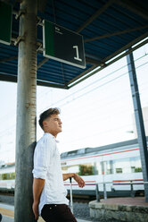 Junger Mann wartet am Bahnsteig - KIJF000533