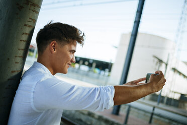 Junger Mann macht ein Selfie - KIJF000534