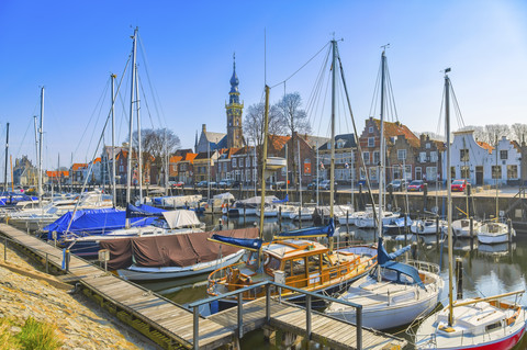Niederlande, Veere, Blick auf Stadt und Hafen mit vertäuten Segelbooten im Vordergrund, lizenzfreies Stockfoto