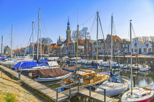 Niederlande, Veere, Blick auf Stadt und Hafen mit vertäuten Segelbooten im Vordergrund - CPF000032