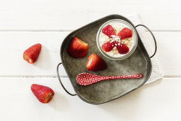 Ein Glas Overnight Oats mit Erdbeeren auf einem Metalltablett - EVGF003014