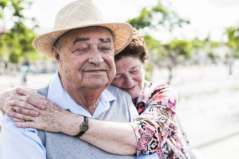 Porträt eines älteren Mannes mit geschlossenen Augen, der die Intimität mit seiner Frau genießt - UUF008038