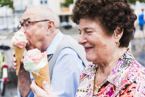 Lächelnde ältere Frau mit Eiswaffel, lizenzfreies Stockfoto