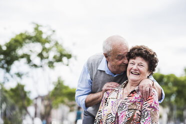 Porträt einer glücklichen älteren Frau mit ihrem Mann - UUF008062
