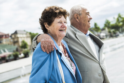 Porträt einer glücklichen älteren Frau mit ihrem Mann - UUF008068
