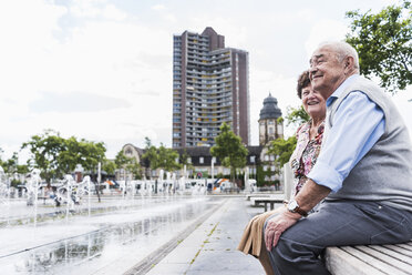 Deutschland, Mannheim, älteres Ehepaar sitzt zusammen auf einer Bank - UUF008074