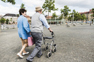 Deutschland, Mannheim, Rückenansicht eines älteren Paares mit Rollator - UUF008078