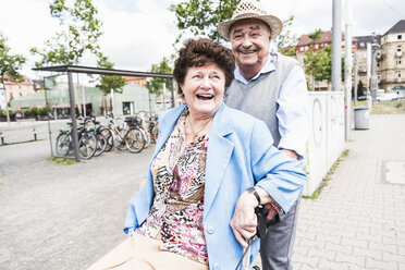 Glückliches Seniorenpaar mit Rollator - UUF008081