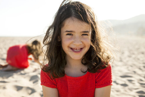 Porträt eines glücklichen kleinen Mädchens am Strand - VABF000674