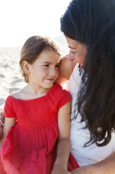 Mutter und kleine Tochter zusammen am Strand - VABF000678