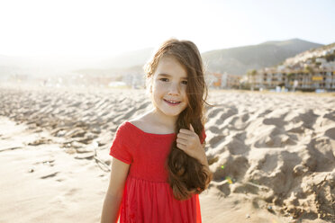 Portrait of smiling little girl on the beach - VABF000689