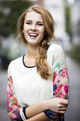Porträt einer lachenden jungen Frau im Freien - GDF001055