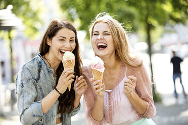 Two laughing young women with ice cream cones - GDF001057