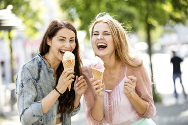 Zwei lachende junge Frauen mit Eiswaffeln - GDF001057