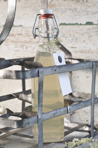 Glasflasche mit Holunderblütensirup in Flaschenträger - ASF005941