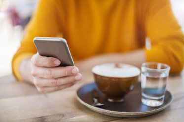 Hand of man holding smartphone, close-up - DIGF000572