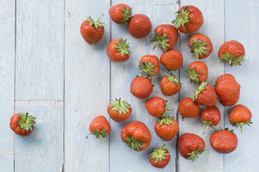 Erdbeeren auf Holz - ASF005944