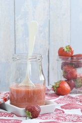 Ein Glas Erdbeer-Smoothie und Erdbeeren - ASF005945