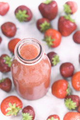 Glasflasche mit Erdbeer-Smoothie und Erdbeeren - ASF005946
