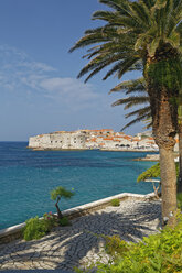 Kroatien, Dubrovnik, Altstadt mit Stadtmauer - GFF000653