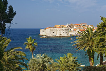 Kroatien, Dubrovnik, Altstadt mit Stadtmauer - GFF000655