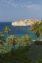 Kroatien, Dubrovnik, Altstadt mit Stadtmauer - GFF000656