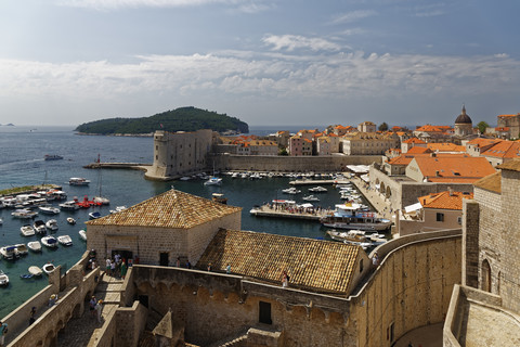 Kroatien, Dubrovnik, Hafen und Altstadt mit Stadtmauer, lizenzfreies Stockfoto