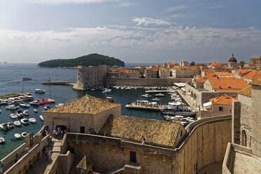 Kroatien, Dubrovnik, Hafen und Altstadt mit Stadtmauer - GFF000658